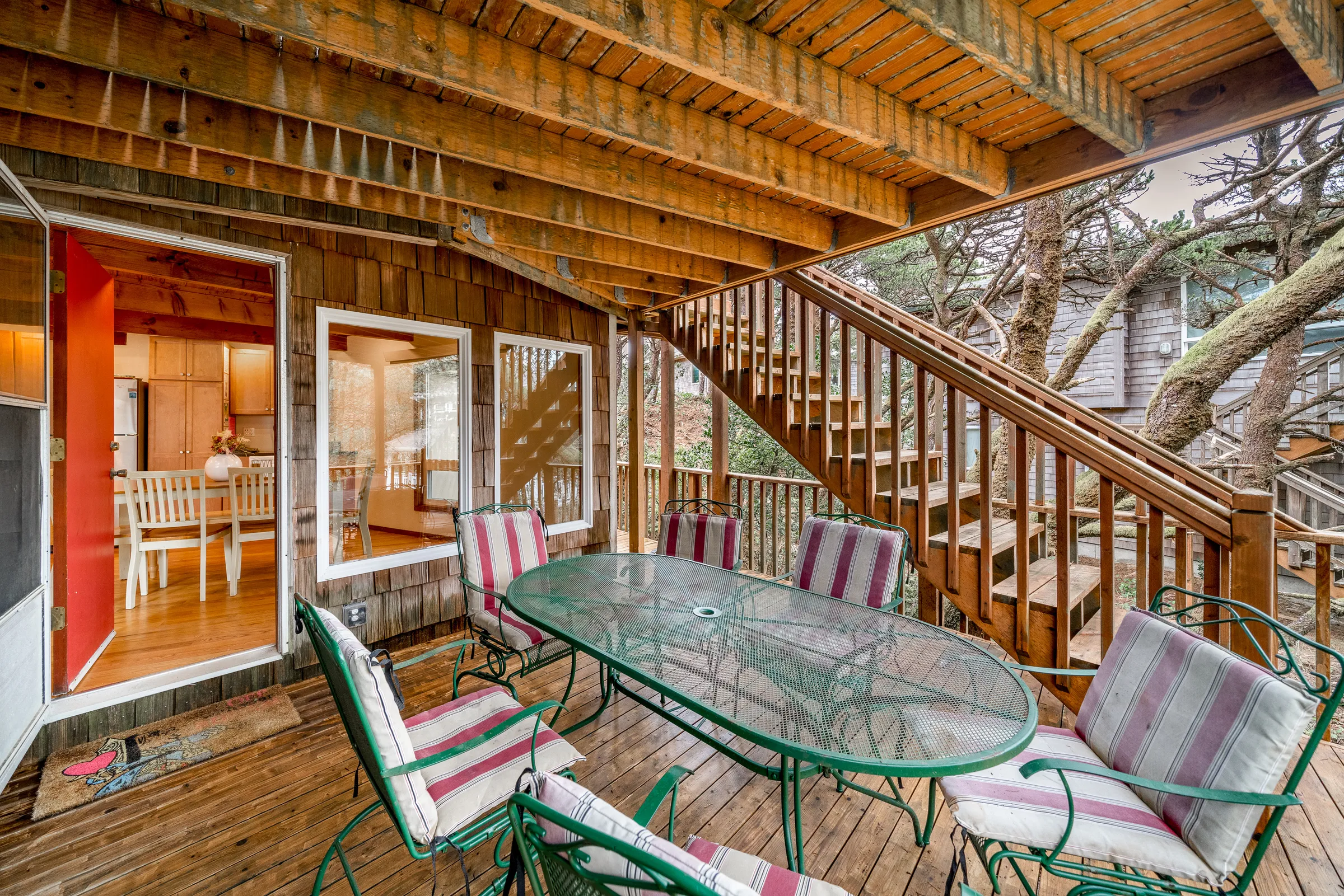 Covered lower deck with outdoor dining